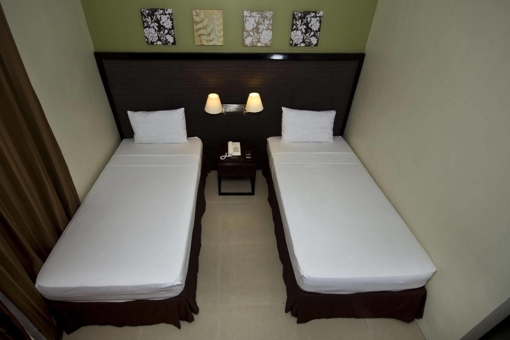Mango Suites Tuguegarao City Exteriör bild